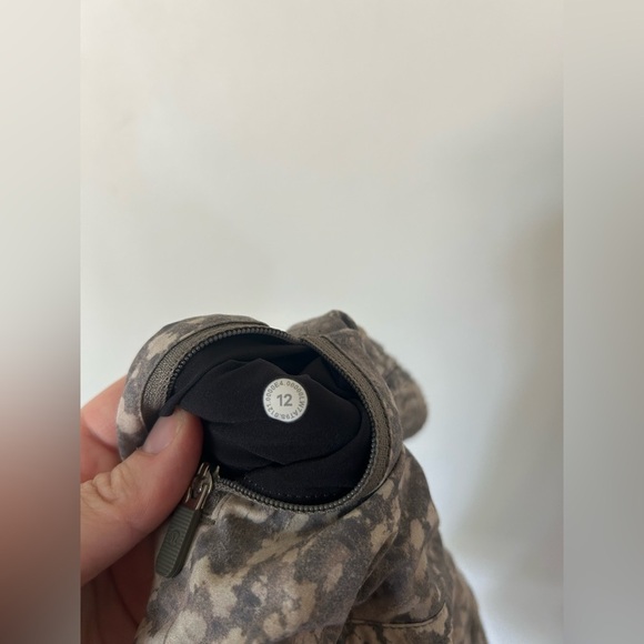 Lululemon 4” Tracker Shorts Gritstone white opal Size 12 - Picture 8 of 8